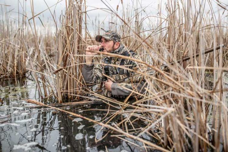 duck-hunter-calling-ducks