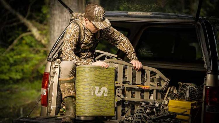 Hunter-on-Tailgate-with-Treestand-safety