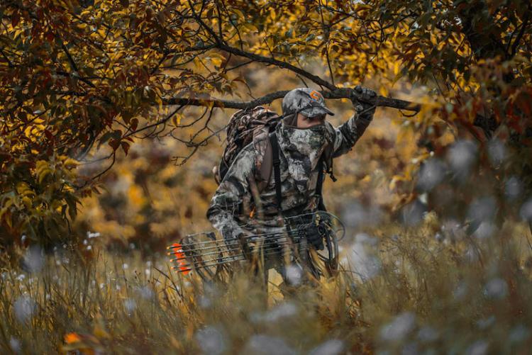 Bowhunter-walking-to-stand