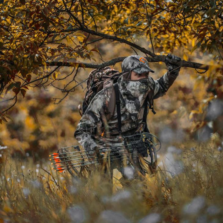 Bowhunter-walking-to-stand