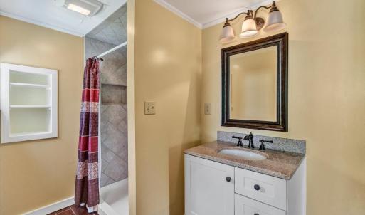 Farmhouse - Full Bath Entry Lvl