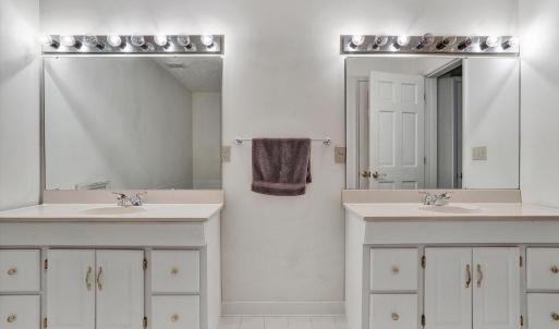 Main House - Master #1 Full Bath02