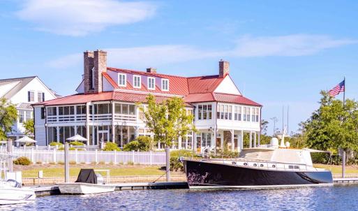 Harbor Club & Fuel DOck