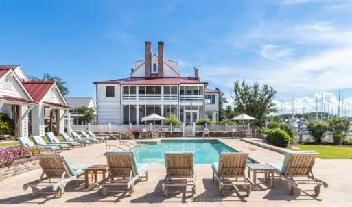 Harbor Club & Pool
