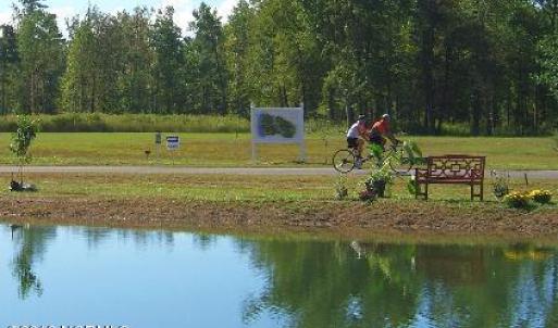 bikingbypond3-423x284