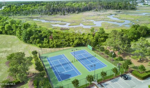 TENNIS & PICKLEBALL COURTS