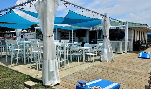 On site restaurant Beach Bumz
