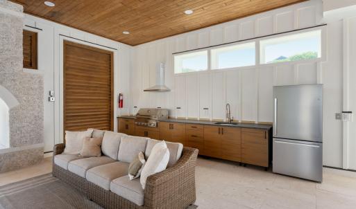 amenities-ground-pool-house-01