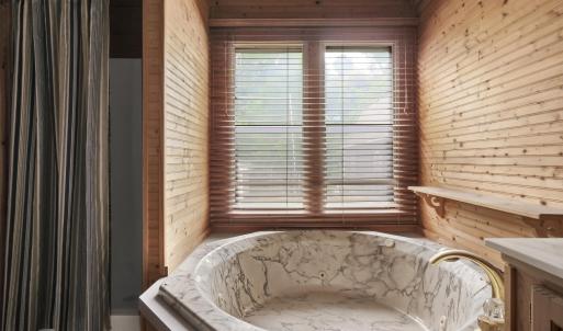 Jetted tub