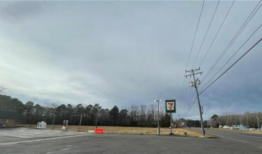Land borders 7-11 on Route 17 southbound