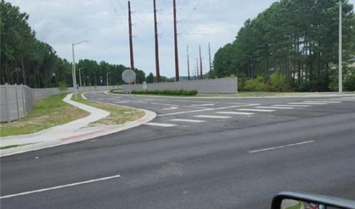 Entry from London Bridge/Road runs parallel to property