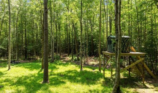 Raised hunting blind