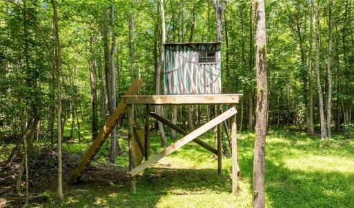 Raised hunting blind