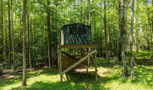 Raised hunting blind