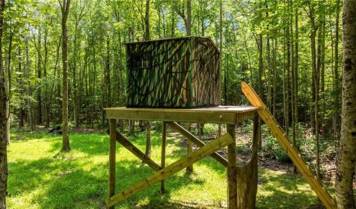 Raised hunting blind