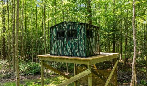 Raised hunting blind