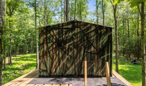 Raised hunting blind
