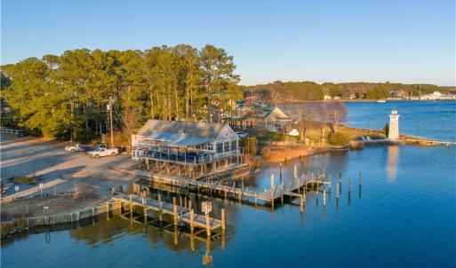 Dock the boat for some good eats at the local "Hole in the Wall" restaurant!