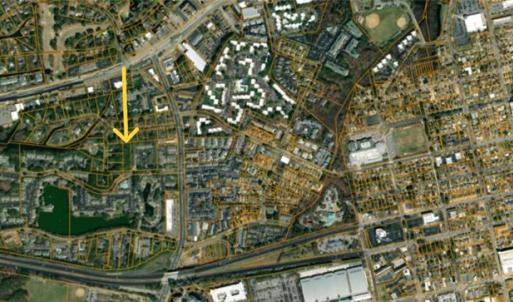 Yellow arrow showing lot and proximity to the beach