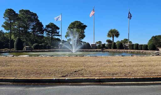Roundabout featuring a water fountain