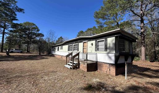 Manufactured / mobile home with fence