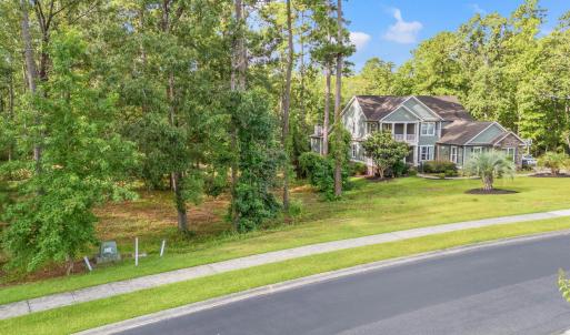 View of front facade with a front yard