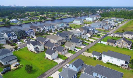 Community sign featuring a yard