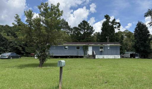 Manufactured / mobile home featuring a front lawn