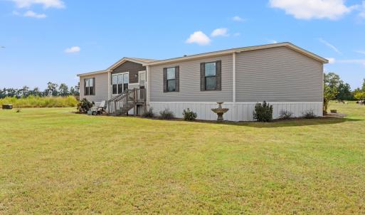 Manufactured / mobile home with a front yard
