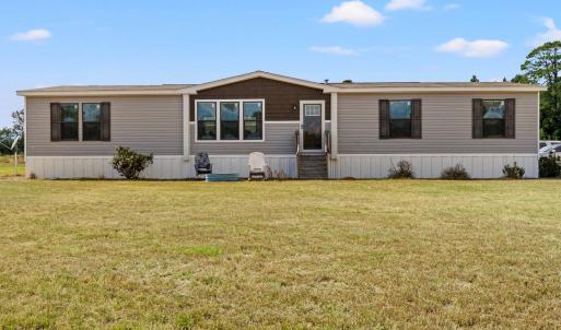 Manufactured / mobile home featuring a front lawn