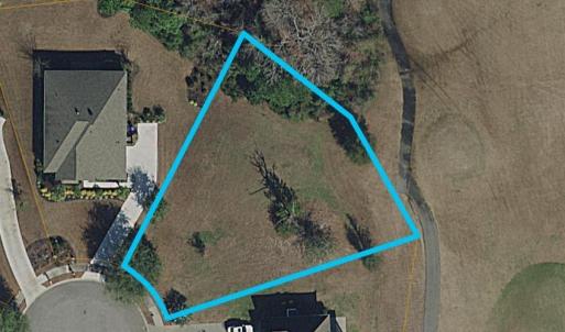 Aerial map of property and surrounding area featur