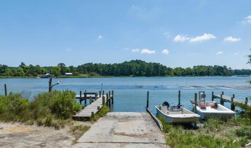 Amenities-Private boat ramo