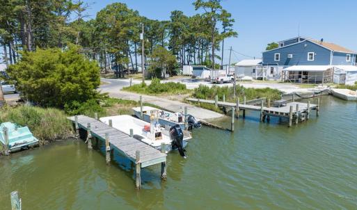 Amenities-Private boat ramp