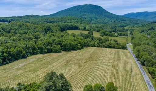 Just 2 miles from Lake Robertson and only 12 miles from historic downtown Lexington.