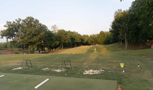 The Lake Monticello Golf Course is just 10 minutes away. (Golf course charges additional fees.)