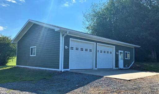 30'x40' Garage w/half Bath