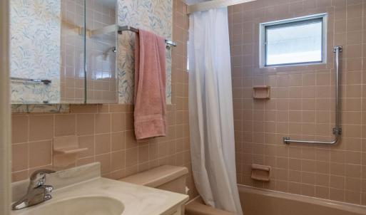 Guest house full bathroom