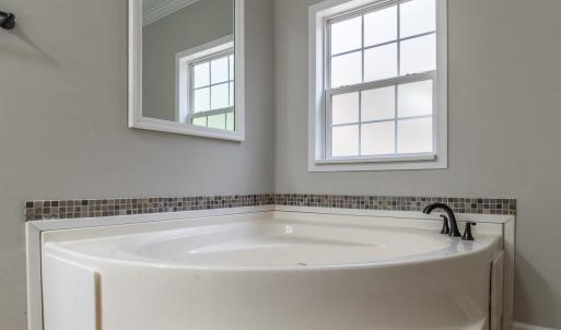 108 Trapper Ln master bath tub