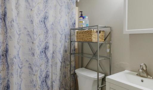 Full bathroom 3