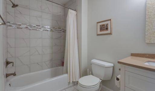 Full bathroom off bedroom 2