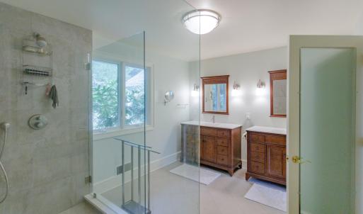 Main Ensuite Bathroom