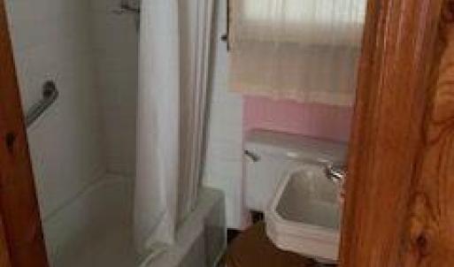 620 E 21st apt bath