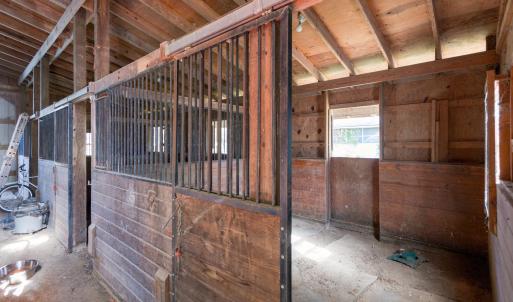Stall barn