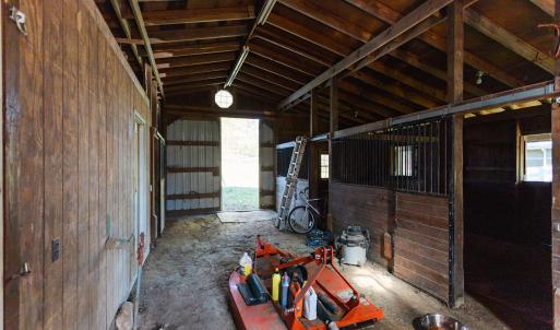 Stall barn