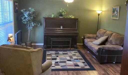 1847 Hawathorne Living room