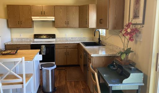 1847 Hawthorne Kitchen view 2