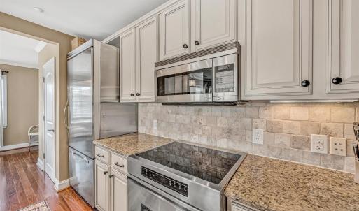 Photo #5 of 100 Bridgewater Pointe Place, Moneta, VA