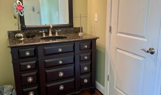 Full bath in bedroom 4