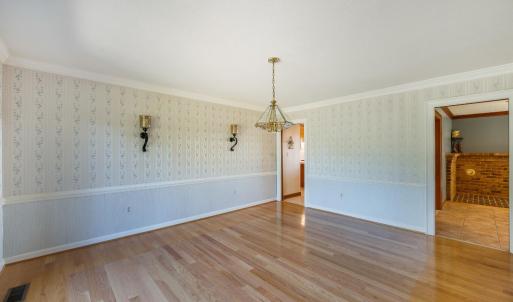 Dinning Room with Chair Rail