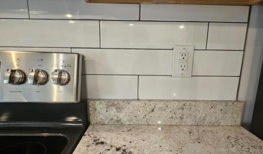 Ceramic tile backsplash, granite countertops in kitchen